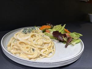 ほうれん草とサーモンのクリームソースパスタ