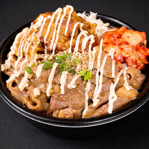 牛の本気スタミナ丼(にんにく牛カルビ、唐揚げ2、キムチ50、マヨネーズ)