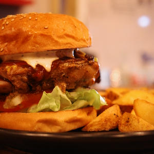 GRILLED CHICKEN BURGER (CHICKEN,BBQ SAUCE) / グリルドチキンバーガー