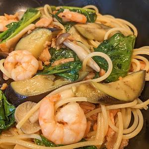スモークサーモンと海老とナスときのことほうれん草のバター醤油仕立て