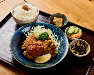 ジューシー唐揚げと具だくさんの豚汁弁当