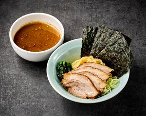 チャーシュー豚骨魚介つけ麺(チャーシュー4枚・薬味ネギ・ノリ3枚・ホウレン草)