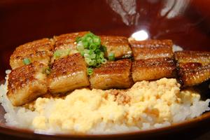 三重県産！特選鉄釜鰻玉丼(うなたまどん)」(漬物・タレ・山椒付)