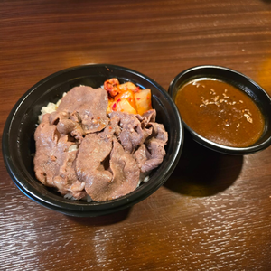 焼肉屋の定番!自家製スパイス香る牛タンの男飯カレー