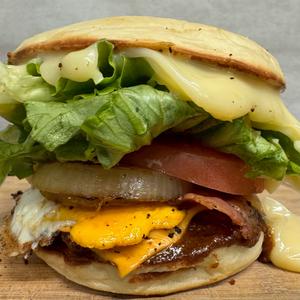 横綱スペシャルバーガー(ベーコン、エッグ、チーズ入り)