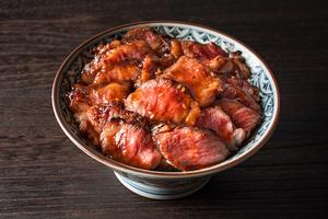 萬牛_上カルビ丼 肉2倍/ つぼ漬け、自家製辛子にんにく付