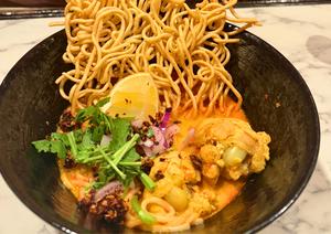 当店NO.5カオソーイガイ(北タイ風カレーラーメン)Northern Thai curry noodle soup with tender chicken