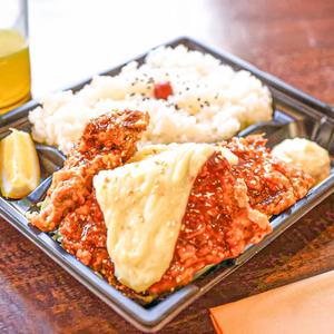 ジューシーBIGヤンニョムチーズチキン弁当(唐揚げ3コ)