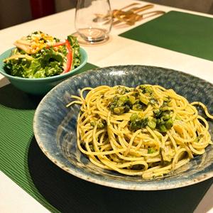 ジェノベーゼソースのスパゲッティ生ハム添え
