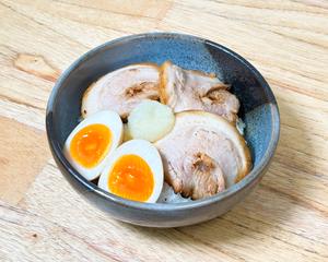 炙りチャーシュー丼(チャーシュー3枚、味玉1個、にんにく)