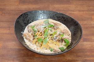 若鶏とポルチーニ茸のクリームパスタ