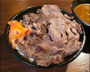 【焼肉屋の本気】牛タンの旨みが雪崩れる!超重量級スパイスカレー