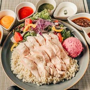 サラダライスでジューシーチキンオーバーライス(低温調理のむね肉150g)※カリフラワーライス使用