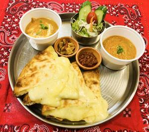 2 Curry Cheese Naan Set