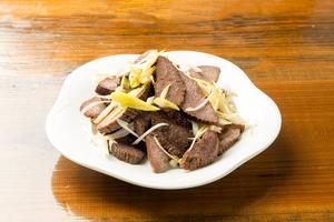 滷牛舌(牛舌の香辛料煮)