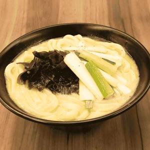わかめとねぎの鶏白湯うどん Chicken white soup udon with topping seaweed ＆ green onion
