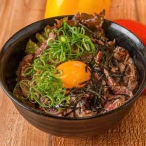 炙り牛ユッケハラミ丼(玉子付き)