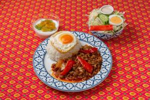ガパオガイセット(タイ米・野菜サラダ・デザート付き)