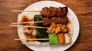 Charcoal Grilled Beef Skewer Bowl  / 炭火牛串焼き丼(ハラミ2・バラ1・ねぎウインナー1)
