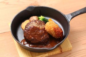 肉汁ハンバーグステーキ＆カニクリームコロッケ