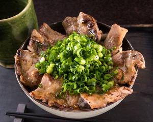 カルビ塩ネギ盛り丼 Kalbi with Green Onion and Salt Rice Bowl