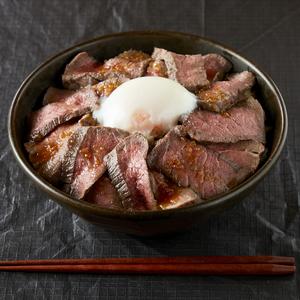 温玉のせ厚切りローストビーフ丼 肉200g