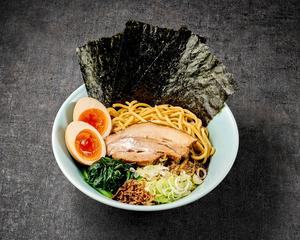 味玉まぜそば(チャーシュー1枚・薬味ネキ・フライドオニオン・魚粉・ホウレン草・ノリ3枚・味玉1個)