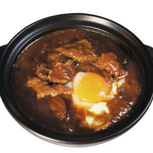 牛すじ煮込み玉子カレー