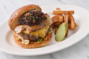 黒毛和牛チリと夏野菜のバーガーKUROGE WAGYU BEEF CHILI AND SUMMER VEGETABLE BURGER