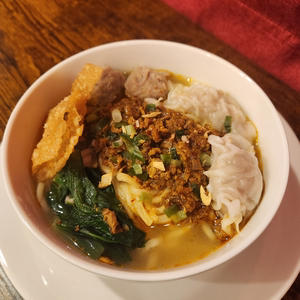 インドネシアのチキンラーメンスペシャル Mie Ayam Komplit