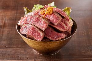 【肉3倍】リブロースステーキ丼(300g)Rib Steak Bowl