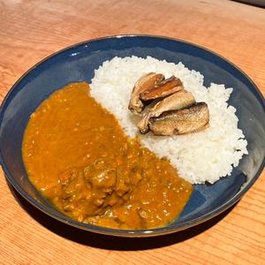 【ご飯大盛】燻製イワシ＆牛テールのカレー