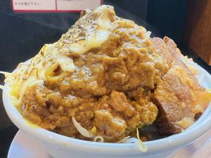 チーズカレー二郎系丼ぶり豚1枚ごはん普通盛250g