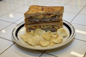 ハンバーグチーズサンドイッチ ケチャップ＆マスタード