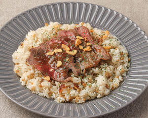 牛ステーキがのったガーリックライス Cut Steak Over Garlic Rice