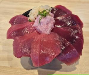 マグロ丼 3種(中トロ、赤身、ねぎとろ)Tuna Bowl  3 types (Medium Fatty Tuna, Lean Tuna, Negitoro)