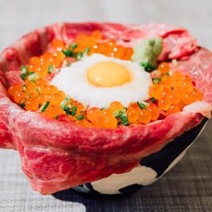 6.炙り牛トロ山かけ月見いくら丼 牛トロ増し