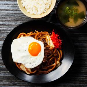 武蔵流 牛旨味カルビのソース焼きそば(麺並)【目玉焼き付】定食(ご飯普通+みそ汁)≪3397≫