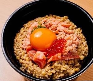 丼丸 サーモンづくし納豆丼