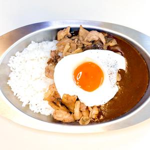 人気No.1！お肉マシマシ(150g)スタミナカレー目玉焼きのっけ