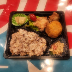 メンチからあげ弁当 お茶つき