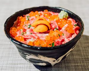 11.炙り牛トロ雲丹いくら丼