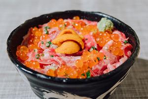 11.炙り牛トロ雲丹いくら丼
