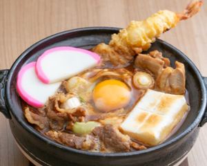 デラックス味噌煮込みうどん(卵・牛肉・かしわ・海老天1本・もち入)