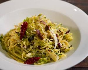 キャベツの「アンチョビ・ペペロンチーノ」スパゲティ