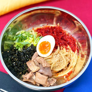 豚ホルモン煮込みの韓国風まぜそば