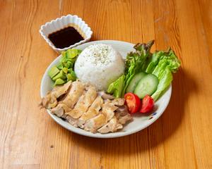 アボカドのせ カオマンガイ(もも 肉) [Avocado] Khao man gai with khao man gai sauce