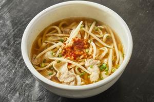 ラー油ともやしのピリ辛肉うどん