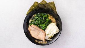 家系 豚骨醤油ラーメン ほうれん草増し