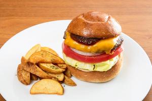 UZUのチーズバーガー(フライドポテト付き)